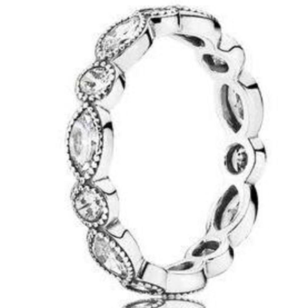 PANDORA Alluring Brilliant Marquise !
